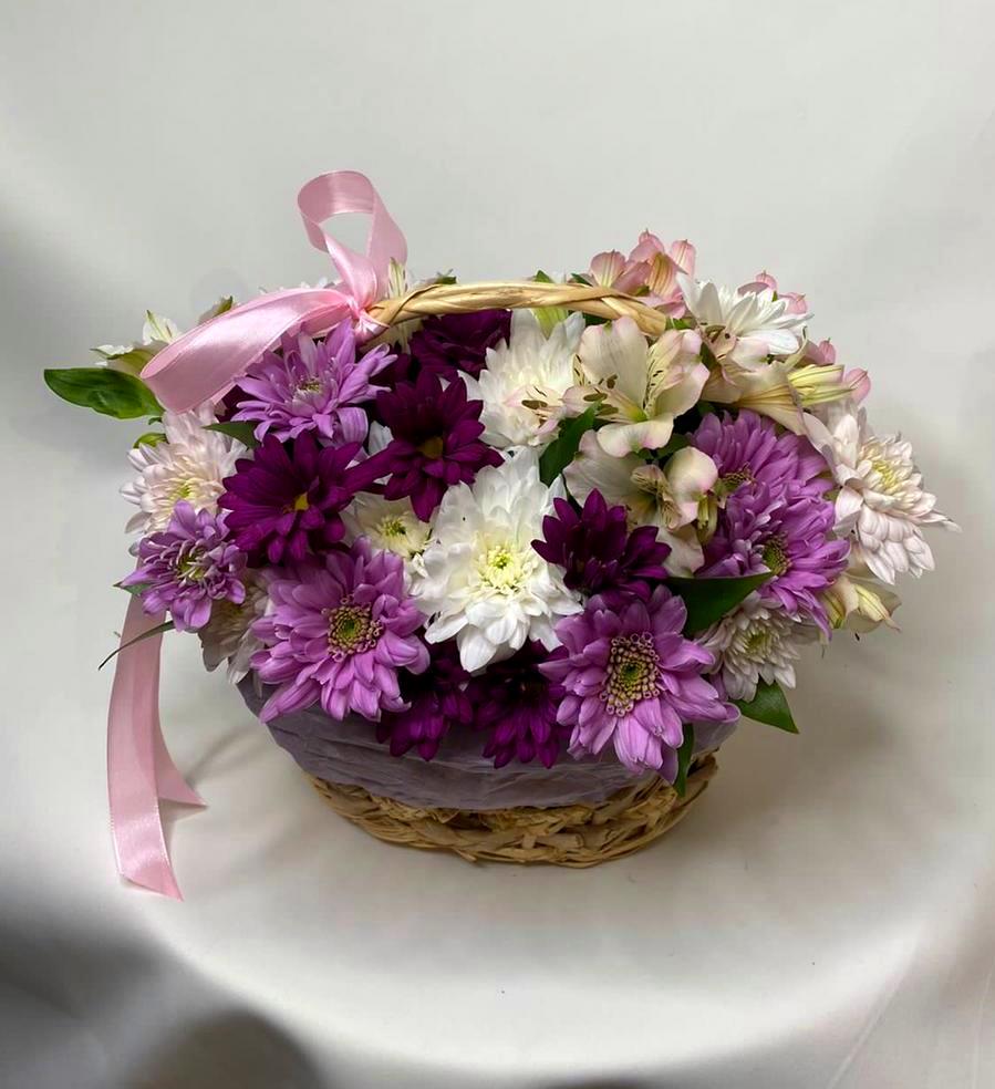 Цветочная композиция из Хризантемы и Альстромерии в корзине в Кавказской