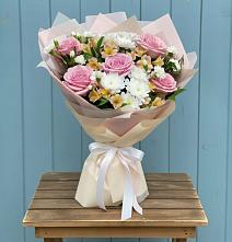 Букет цветов из:  Гвоздики, Орхидеи и Розы в Кавказской