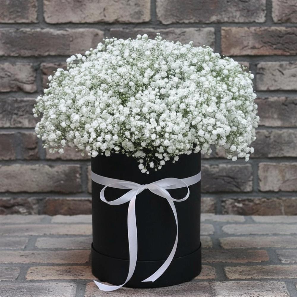 Цветочная композиция из Гипсофила в шляпной коробке в Кавказской