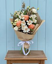 Букет цветов из:  Альстромерии, Лизиантусы, Розы и Хризантемы в Кавказской