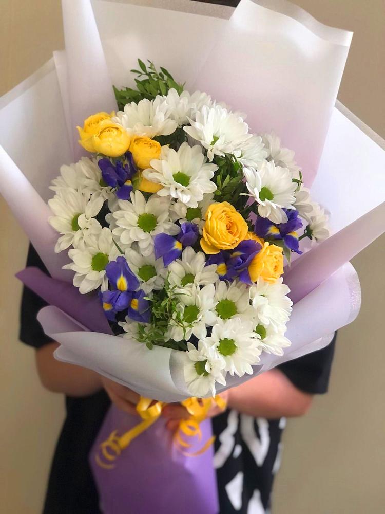 Букет цветов из: Ирисы, Хризантемы и Розы в Кавказской