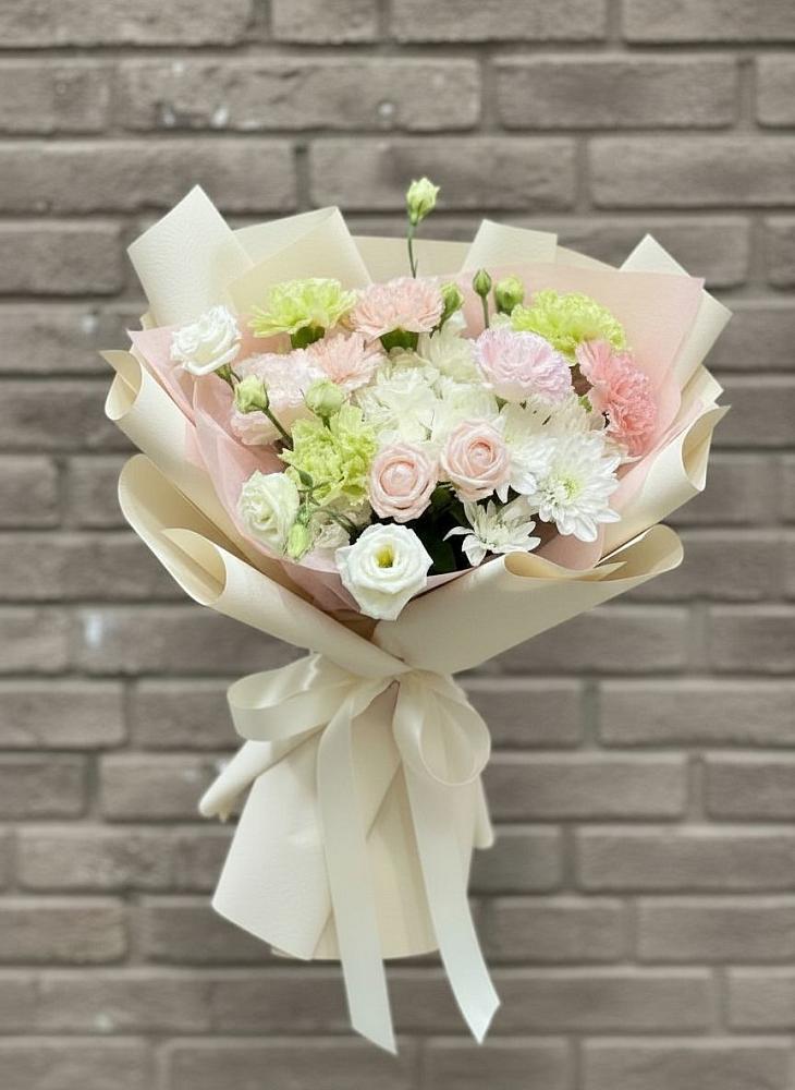 Букет цветов из: Гвоздики, Розы, Лизиантусы и Хризантемы в Кавказской