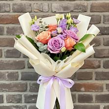 Букет цветов из:  Лизиантусы и Розы в Кавказской