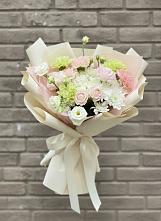 Букет цветов из:  Гвоздики, Розы, Лизиантусы и Хризантемы в Кавказской