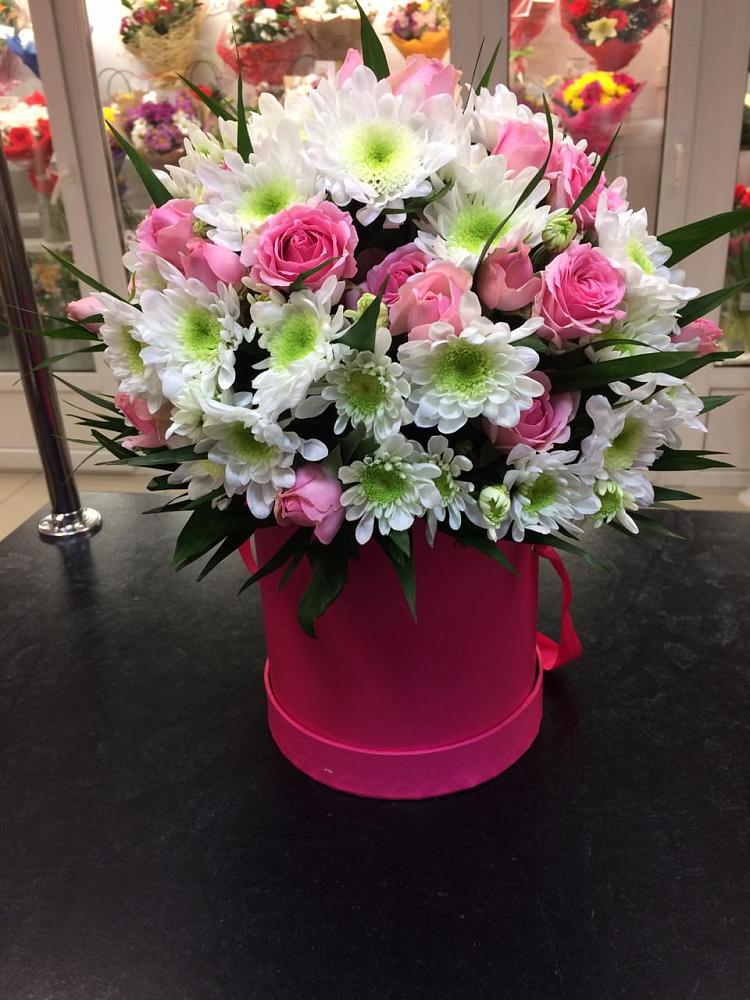 Цветочная композиция из Розы и Хризантемы в шляпной коробке в Кавказской