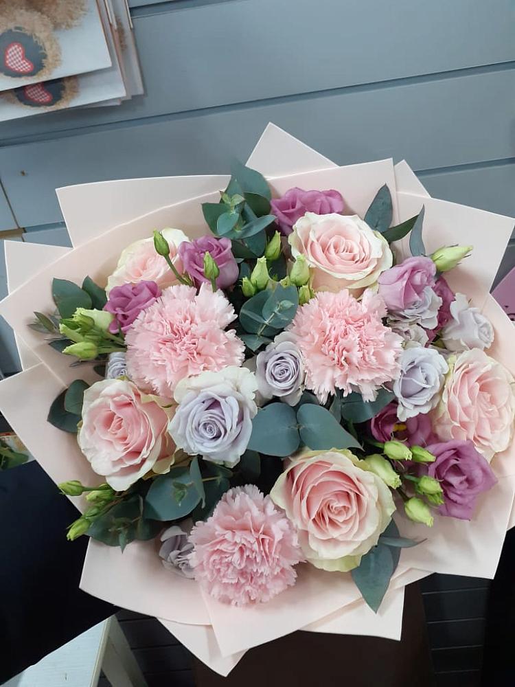 Букет цветов из: Розы, Гвоздики и Лизиантусы в Кавказской